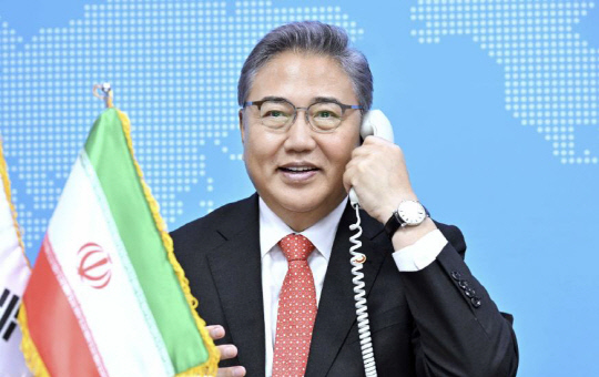 박진, 이란 외교장관과 통화… "양국관계 개선 노력"